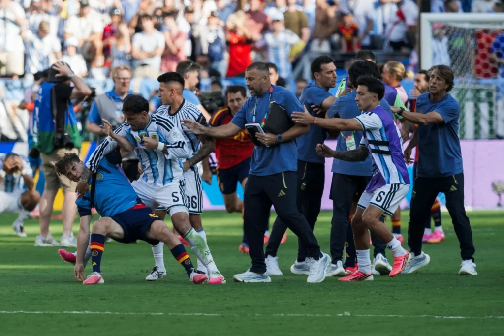 Incidentes entre Argentina y España tras la final del Mundial 2026, contexto de la sanción a Paredes. 