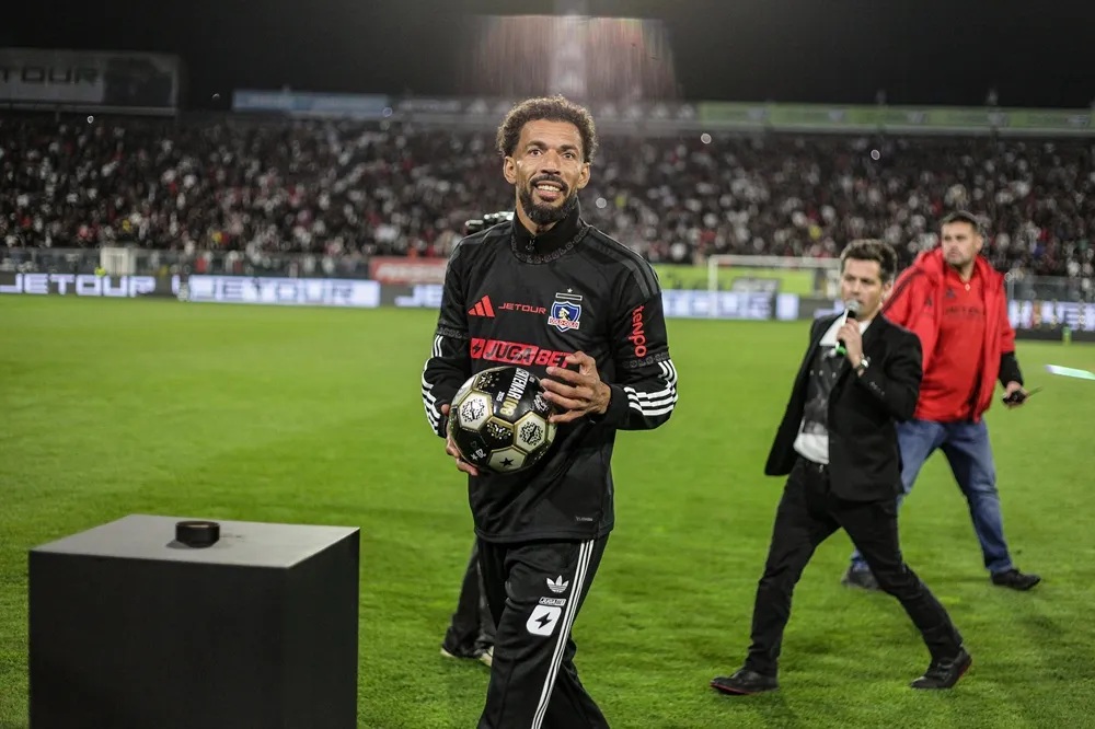 Vozinha, arquero caboverdiano de 40 años, recorre la cancha con un balón durante su presentación ante los hinchas de Colo-Colo.