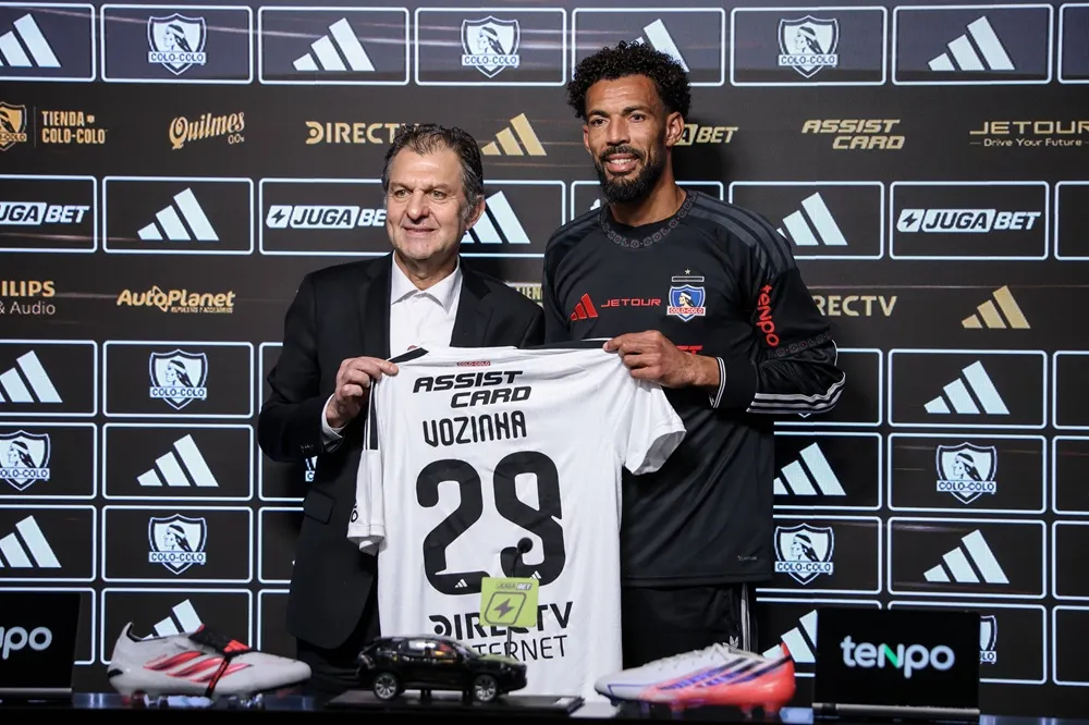 Vozinha posa junto a Aníbal Mosa con la camiseta número 29 durante su presentación como refuerzo de Colo-Colo.