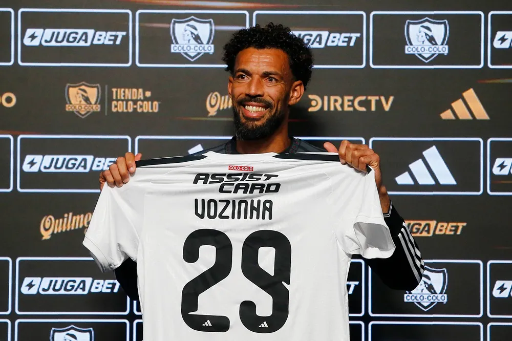 Vozinha muestra la camiseta número 29 de Colo-Colo durante su presentación oficial en el Estadio Monumental.