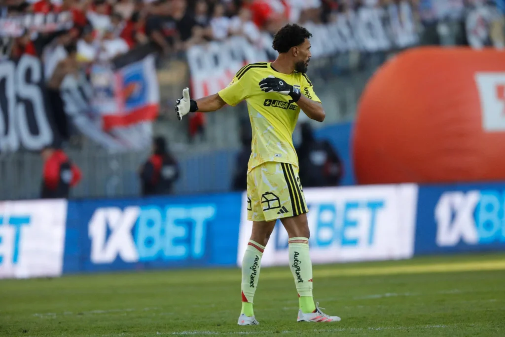 Vozinha defendiendo el arco de Colo-Colo tras ser nominado al Trofeo Yashin Vozinha defendiendo el arco de Colo-Colo tras ser nominado al Trofeo Yashin