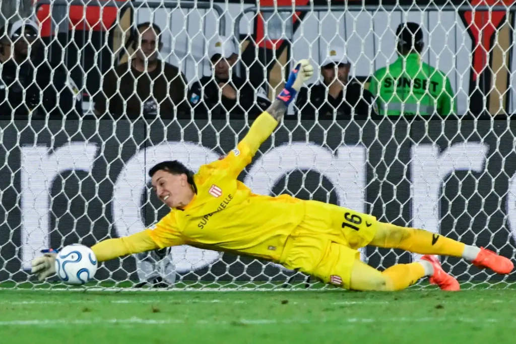 Fernando Muslera se lanza para detener un penal ante Flamengo en la semifinal de la Copa Libertadores 2026.