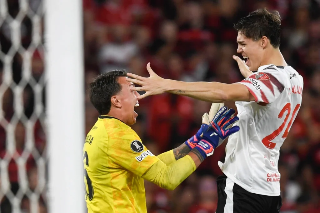 Fernando Muslera celebra con un compañero de Estudiantes tras eliminar a Flamengo y clasificar a la final de Libertadores 2026 ante Palmeiras.