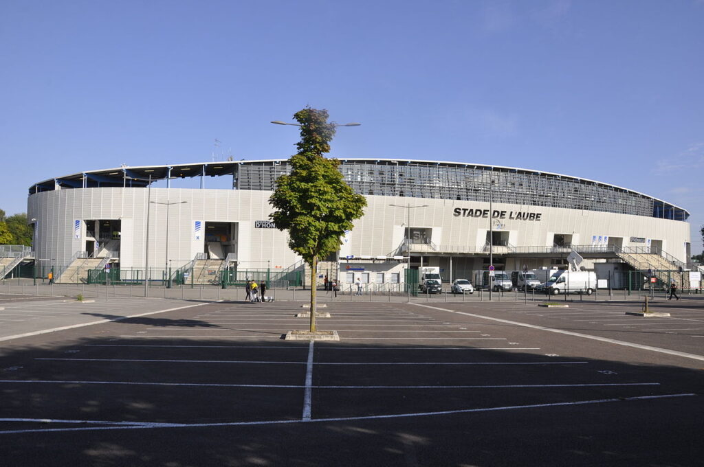 Façade_du_stade_de_l'Aube