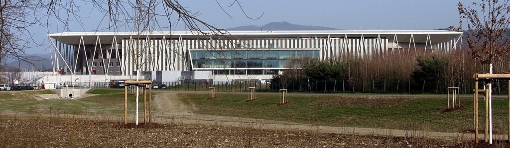 Sport-Clubs_Freiburg_im_Wolfswinkel,_im_Vordergrund_ein_Regensammelbecken