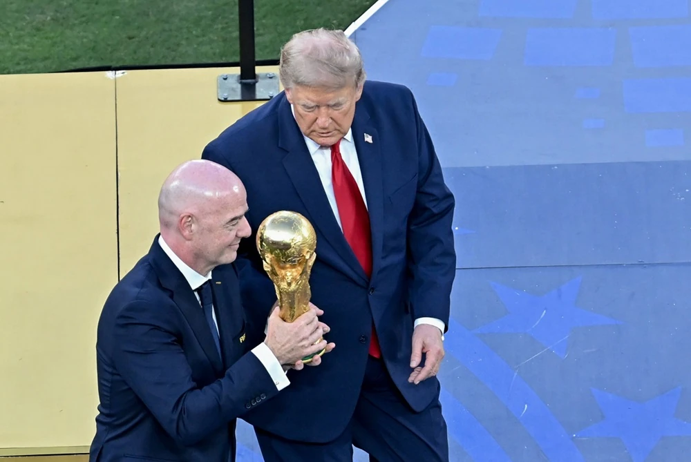 Trump e Infantino durante la entrega del trofeo de la Copa del Mundo 2026.