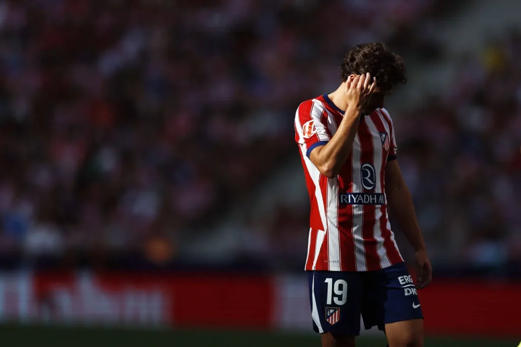 Julián Álvarez con el Atlético de Madrid durante un partido.