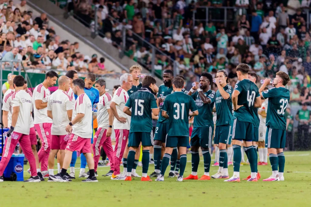 El plantel del Real Madrid en partido amistoso, durante la pretemporada tras los cambios de Mourinho.