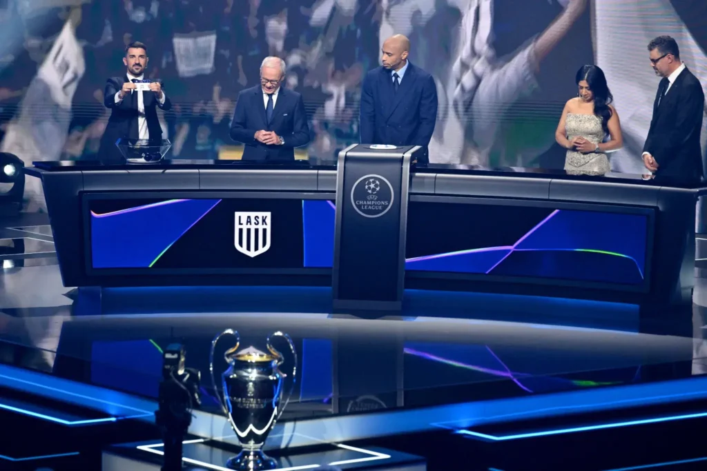  Sorteo de la Champions League durante la ceremonia con el trofeo y los encargados de definir los cruces