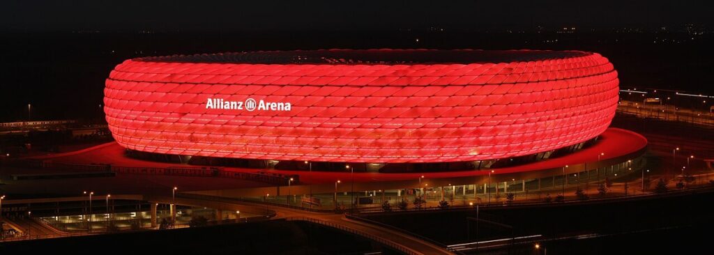 Allianz_arena_at_night_Richard_Bartz (1)