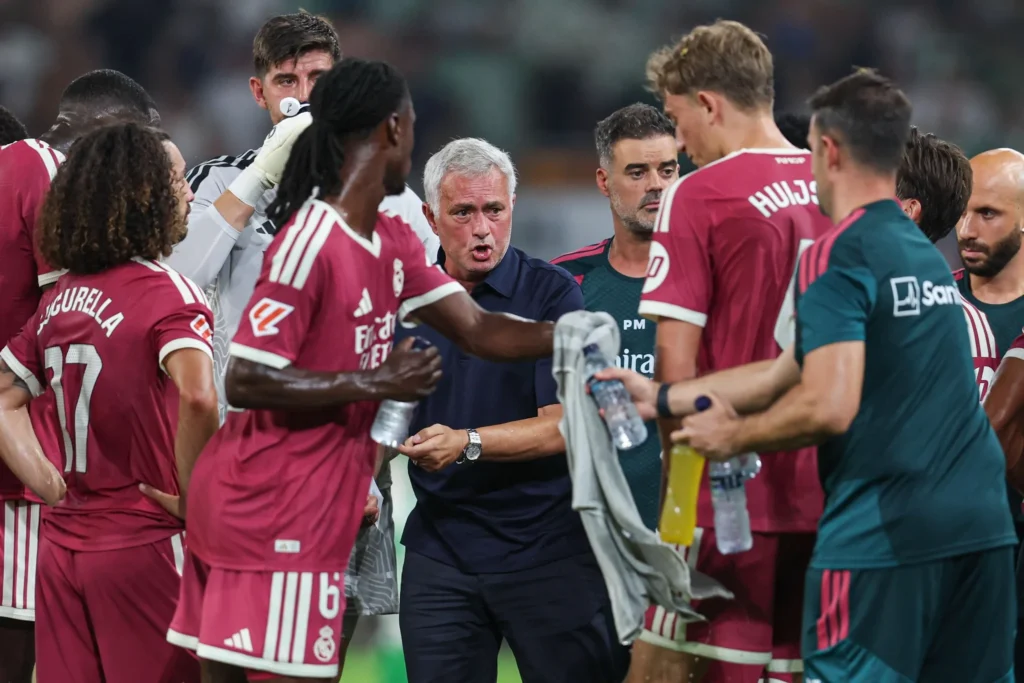 Mourinho dando indicaciones a los jugadores del Real Madrid Mourinho dando indicaciones a los jugadores del Real Madrid