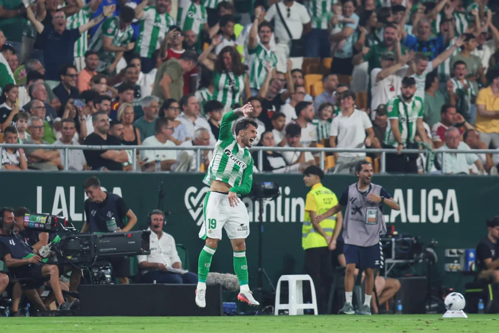 Troy Parrott del Betis celebrando su gol frente a la hinchada Troy Parrott del Betis celebrando su gol frente a la hinchada