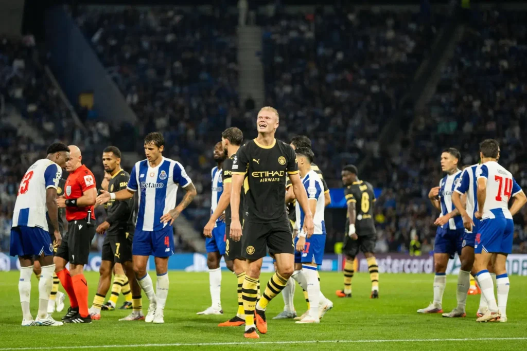 Erling Haaland celebrando un gol antes del derbi entre Manchester United y Manchester City