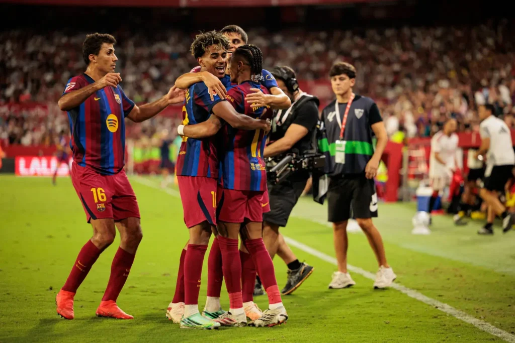 lamine-yamal-celebra-companeros-barcelona-sevilla-laliga
