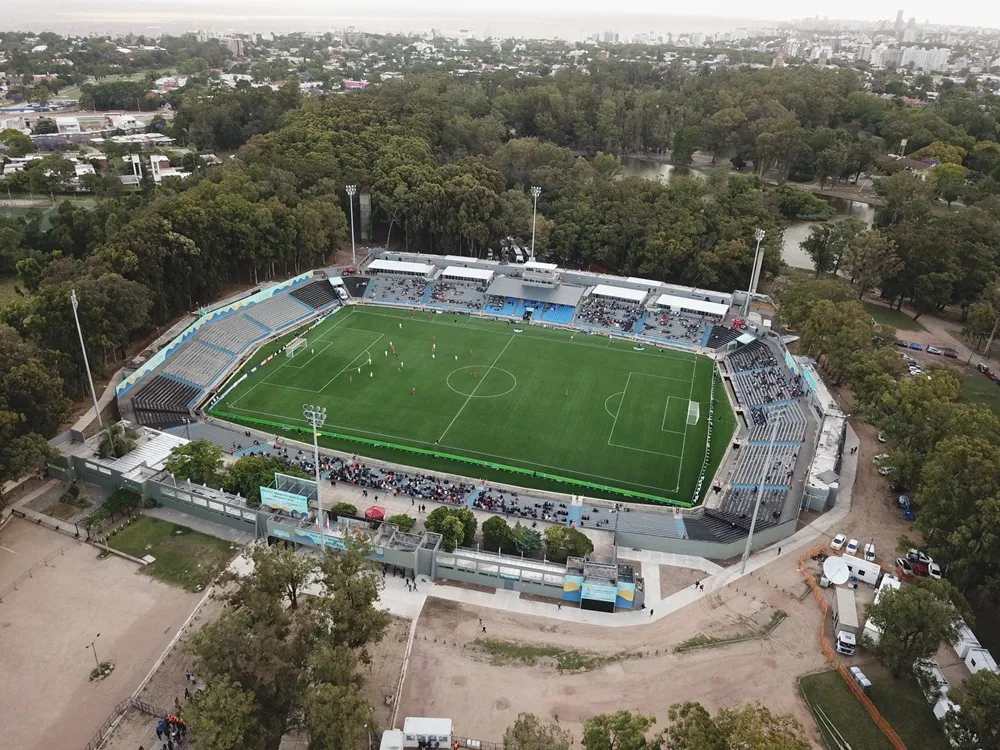 Montevideo City contra Peñarol se enfrentan en el Estadio Charrúa.