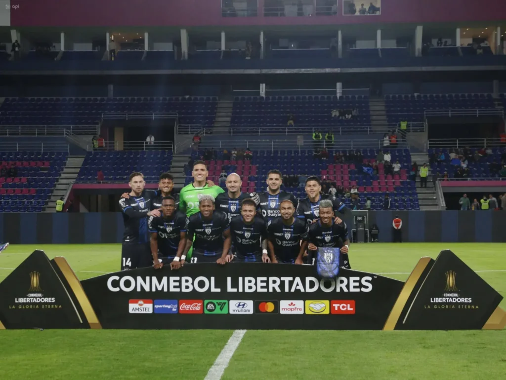 Jugadores de Independiente del Valle posan antes de un partido de la Copa Libertadores.