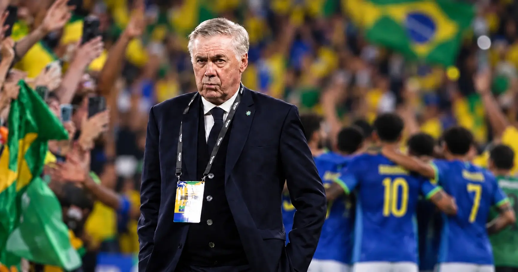 Ancelotti con jugadores y aficionados de Brasil cuando le ganó a Australia. celebrando en las gradas.