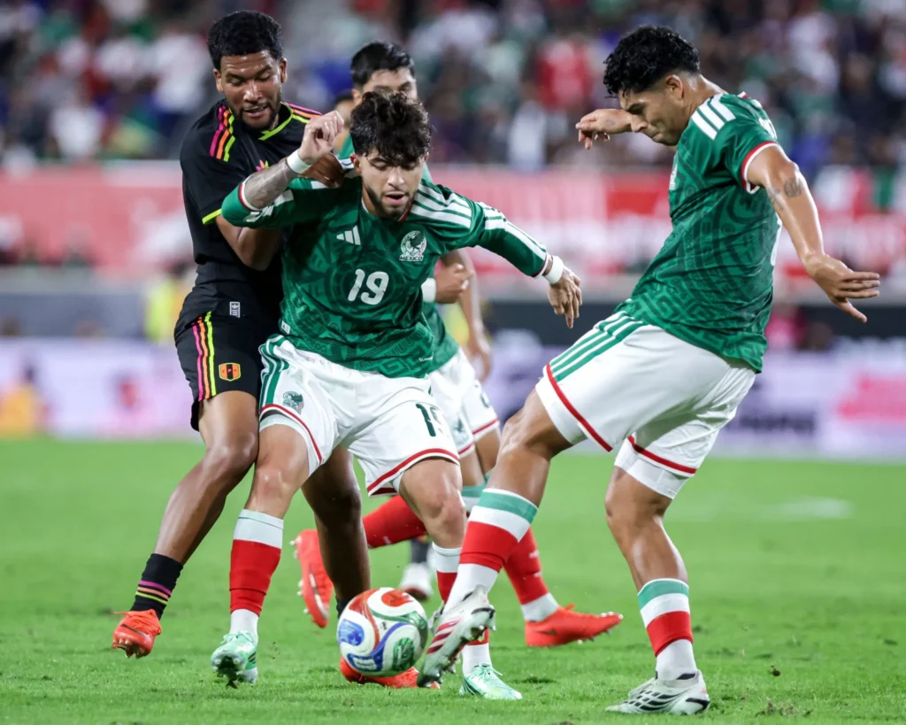 Gilberto Mora no pudo jugar contra Chile por su lesión.