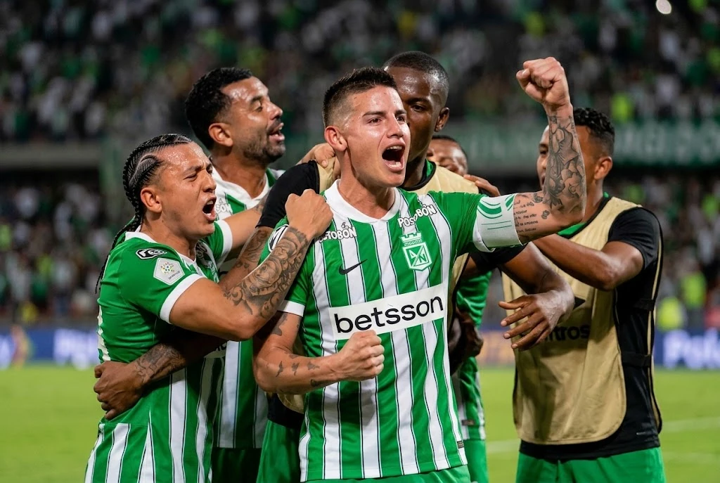 James Rodríguez celebra junto a sus compañeros de Atlético Nacional