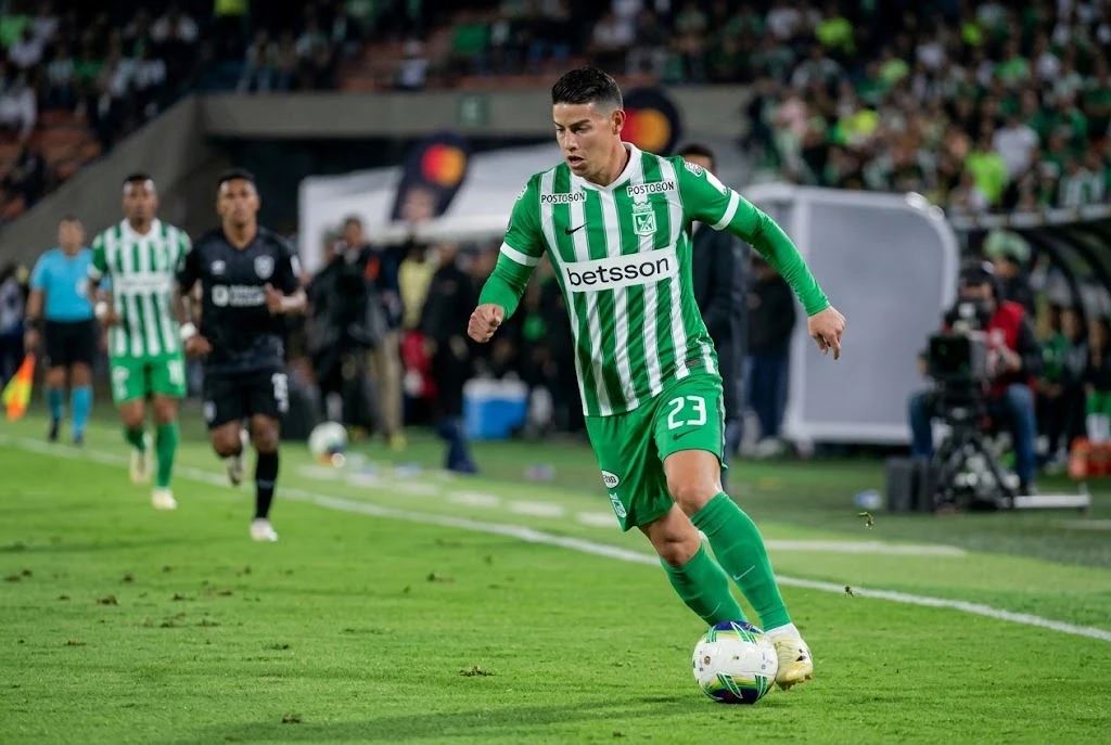 James Rodríguez conduce el balón con Atlético Nacional, equipo con el que volvió a jugar 90 minutos tras 324 días.