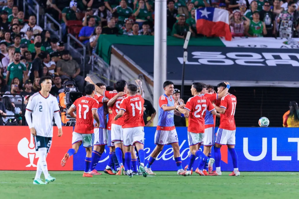 Jugadores de Chile celebran un gol ante México en la victoria 2-0 en Los Ángeles