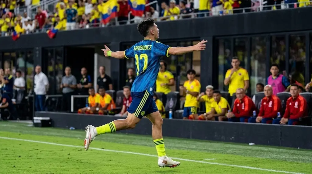 Samuel Velásquez celebra su primer gol con la Selección Colombia