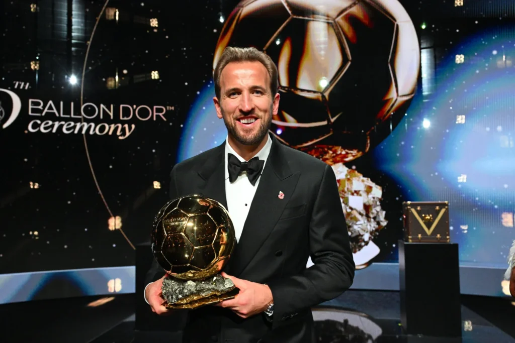 Harry Kane posa con el trofeo del Balón de Oro 2026 tras superar a Kylian Mbappé en una ajustada votación.