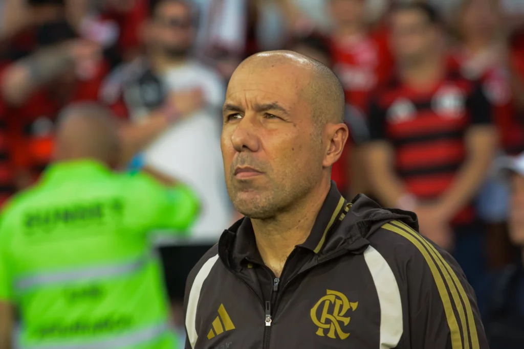 Leonardo Jardim, director técnico de Flamengo, prepara las alternativas para enfrentar a Estudiantes con cinco bajas en la Copa Libertadores 2026.