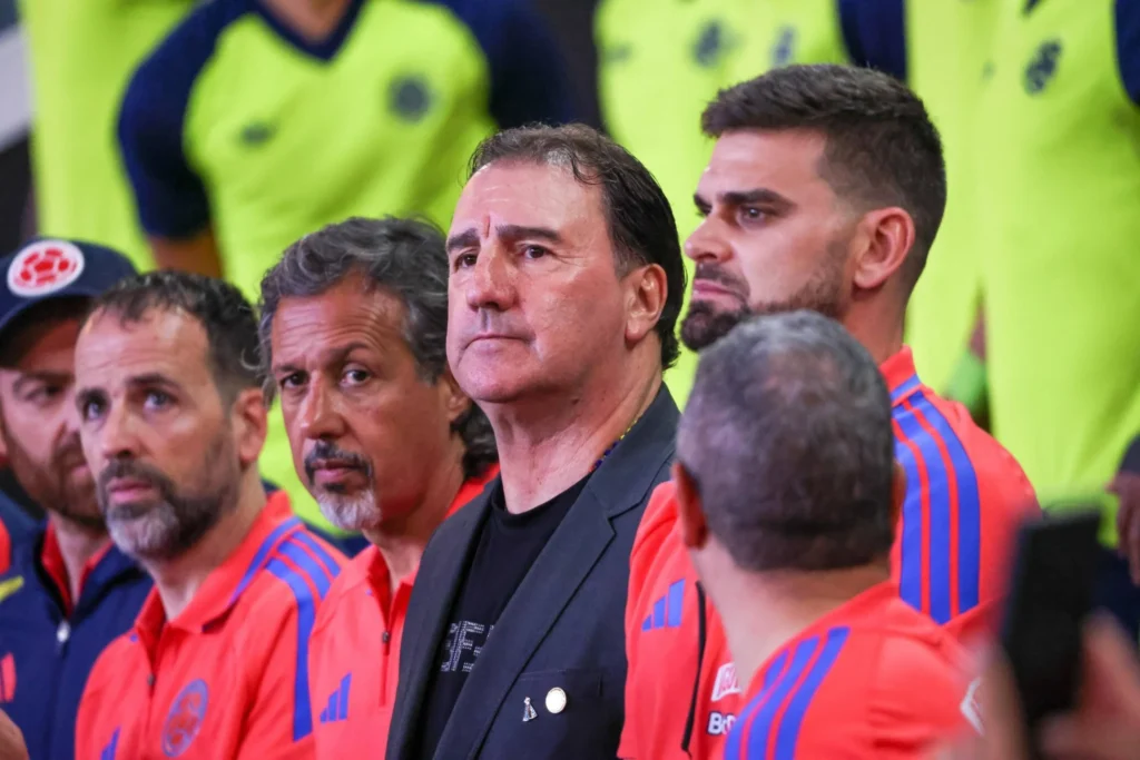 Cuerpo técnico de la selección de Colombia durante un partido de fútbol.