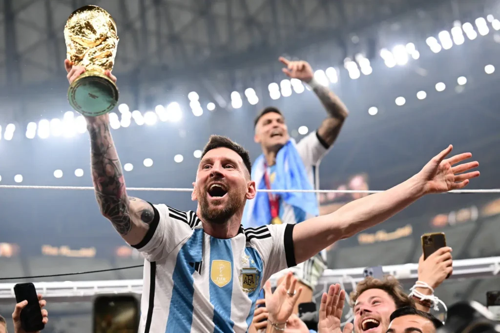 Messi levanta la Copa del Mundo antes de su despedida de la selección