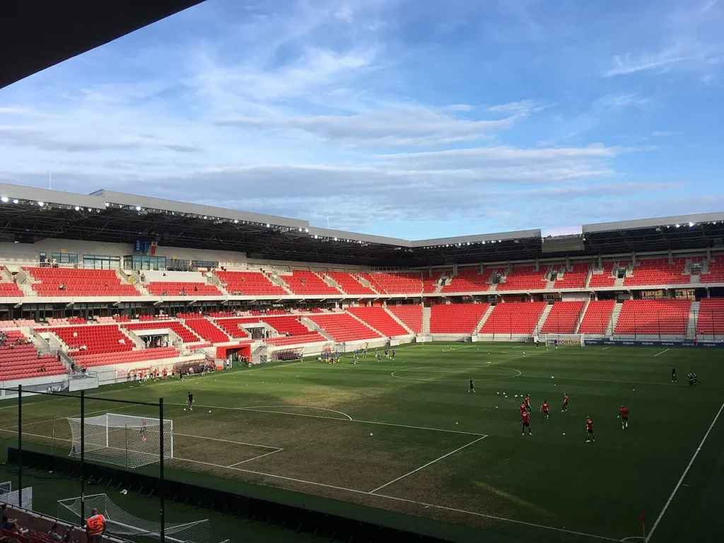 Ucrania vs Hungría en la UEFA Nations League 2026 con los escudos y banderas de ambas selecciones