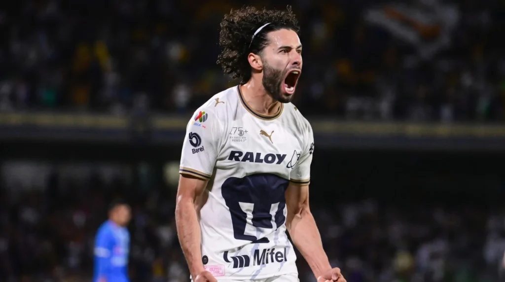 César Chino Huerta celebra el gol con Pumas UNAM antes de su expulsión ante Cruz Azul en el Apertura 2026