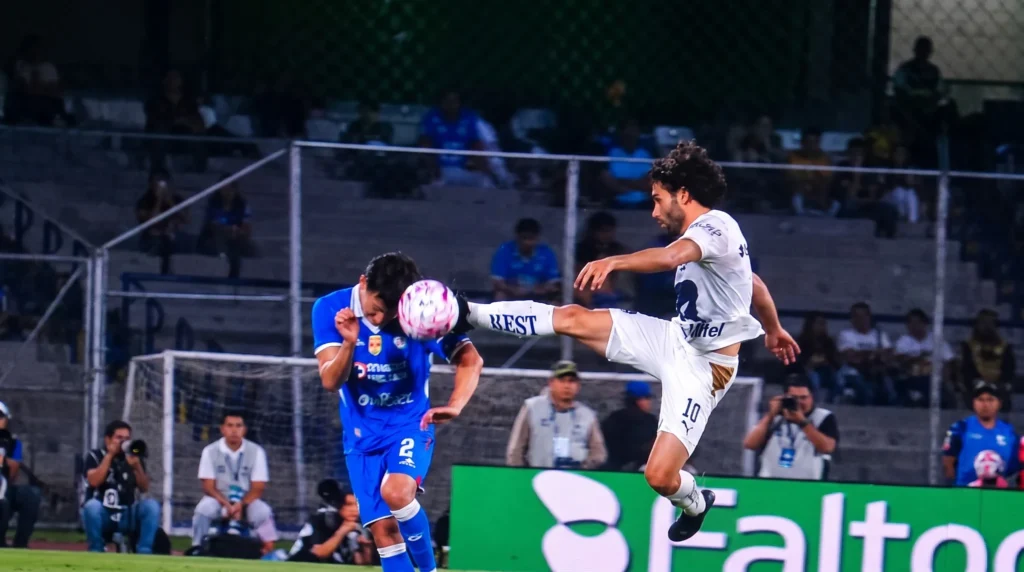 César Chino Huerta disputa el balón ante Cruz Azul en una jugada relacionada con su expulsión en el Apertura 2026.