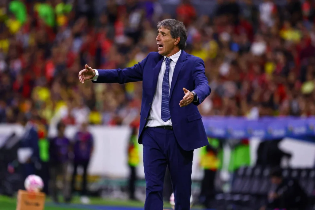 Guillermo Almada da indicaciones desde la banda. El técnico del América busca mantener el liderato de Liga MX tras la derrota ante Pachuca.