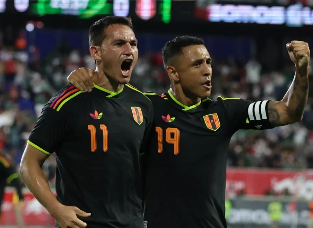 jugadores de Peru después del gol ante México