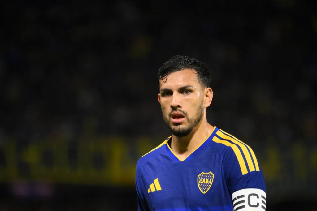 Leandro Paredes con la camiseta de Boca Juniors, equipo que espera conocer el alcance de su lesión antes de enfrentar a Vasco da Gama.