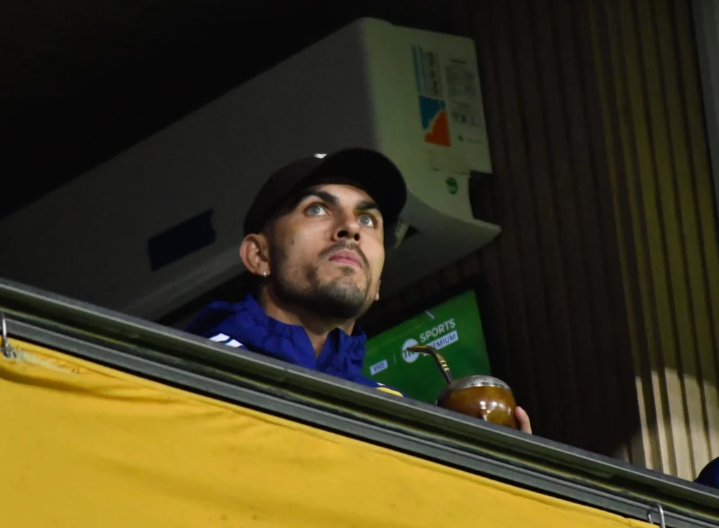 Leandro Paredes observa desde un palco con un mate mientras sigue en duda su regreso con Boca Juniors ante Vasco da Gama por la Copa Sudamericana.