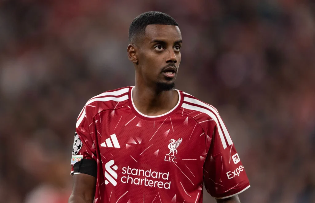 Alexander Isak con Liverpool, una de las tres bajas del equipo inglés ante LASK por la Champions League 2026.
