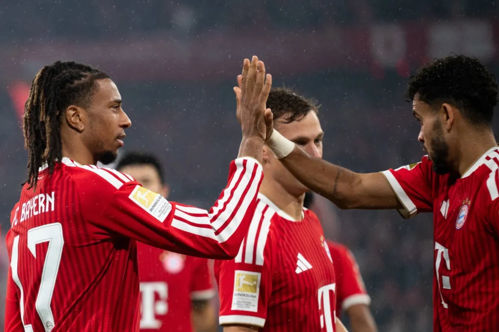 Luis Díaz y Michael Olise celebran juntos con Bayern Múnich antes del partido contra Arsenal por Champions League.