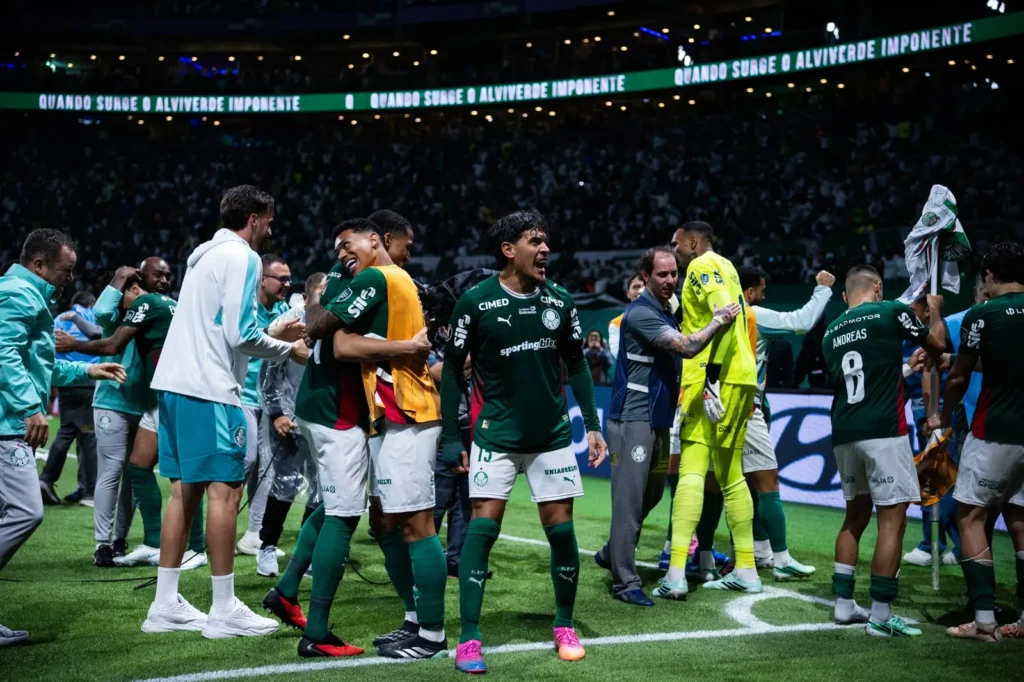 Jugadores de Palmeiras celebran su clasificación a la final de la Copa Libertadores 2026 después de eliminar a Fluminense.